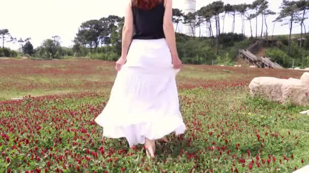 Mujer Corriendo Una Falda Blanca Prado Rojo Floreciente Vista Desde — Vídeos de Stock