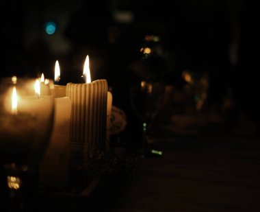 Düğünde mum ışığında atmosfer masa dekorasyonu.