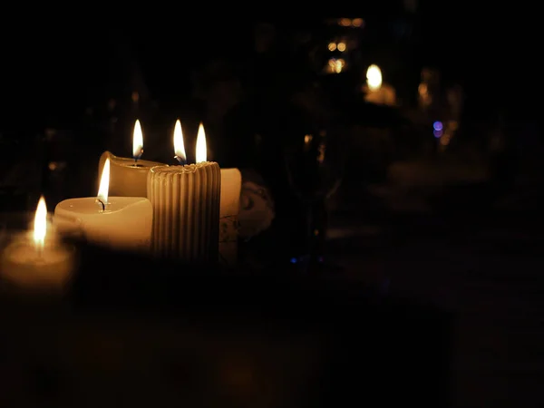 Stimmungsvolle Tischdekoration mit Kerzenschein bei einer Hochzeit — Stockfoto