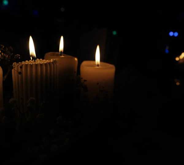 Decorazione della tavola atmosferica con luci di candela a un matrimonio — Foto Stock