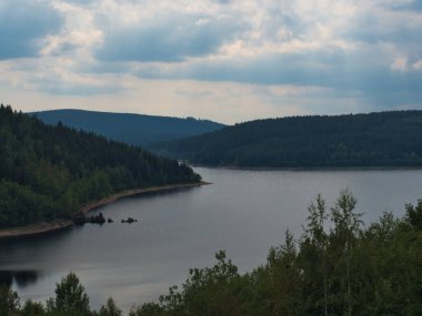 Baharda doğada güzel bir manzara Saksonya Eibenstock barajında