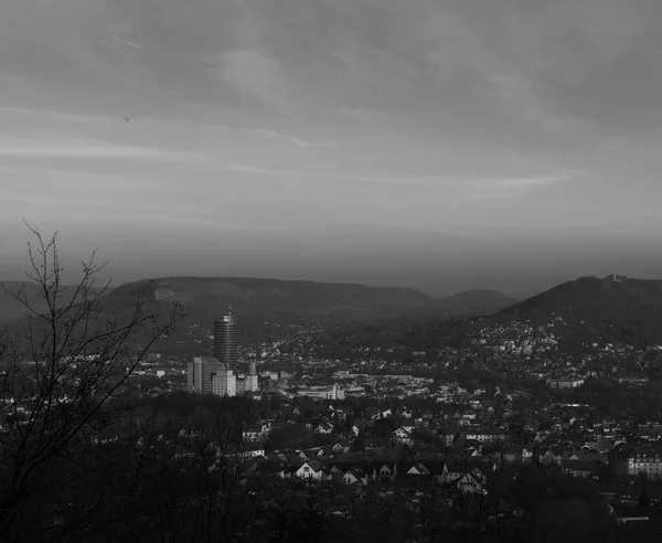 Thüringens Landschaft in Schwarz-Weiß auf einem Aussichtspunkt über Jenas — Stockfoto