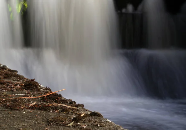 Eine Wasserfall-Kaskade im Sommer in ena germany — Stockfoto