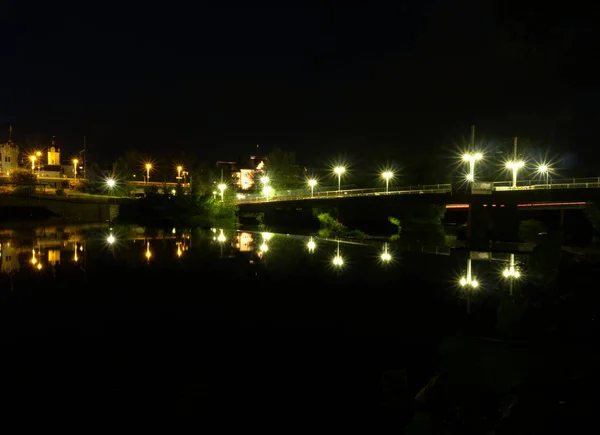 Långvarig exponering i Jena på natten vid Saale River — Stockfoto