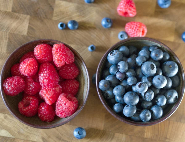 Tasty vegan breakfast with raspberrys and blueberrys — Stock Photo, Image