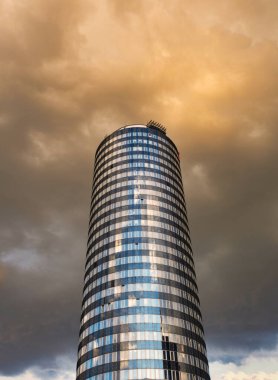 Jena Thuringia 'daki modern binalar ve mimari dramatik bir gökyüzü