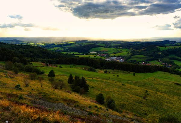 Krásná krajina při západu slunce v plné kráse v heřmánku — Stock fotografie