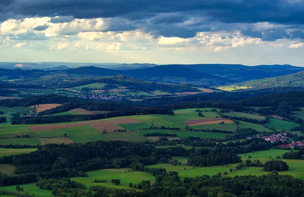 Krásná krajina při západu slunce v plné kráse v heřmánku — Stock fotografie