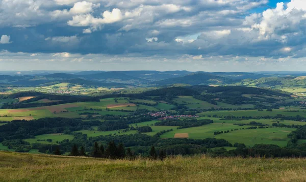 Krásná krajina při západu slunce v plné kráse v heřmánku — Stock fotografie