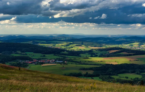 Krásná krajina při západu slunce v plné kráse v heřmánku — Stock fotografie