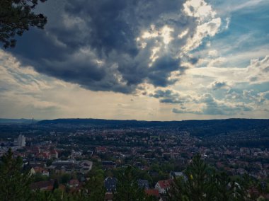 Yazın Landgraen 'den Jena' ya bulutlu gökyüzü manzarası