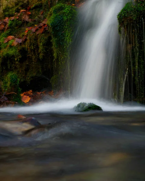 Ein kleiner Wasserfall im Herbst in jena deutschland europa — Stockfoto