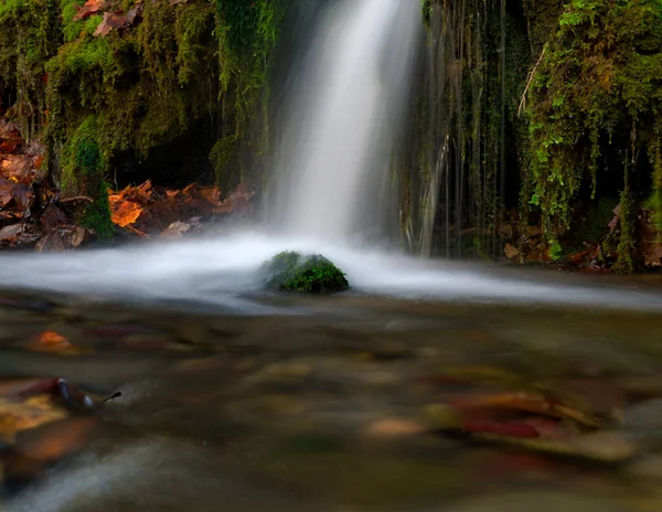 Ein kleiner Wasserfall im Herbst in jena deutschland europa — Stockfoto