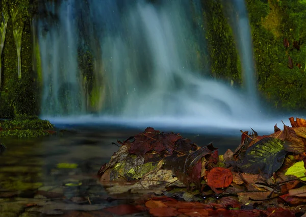 Ein kleiner Wasserfall im Herbst in jena deutschland europa — Stockfoto