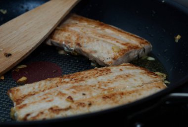 Almanya 'da öğle yemeği için tavada somon pişiriyorum.