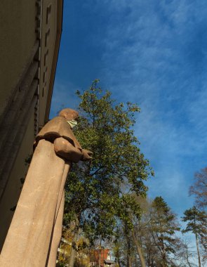 Zorunlu yüz maskesi takan bir heykel, Jena Almanya Avrupa 'da Corona' yı maskeliyor