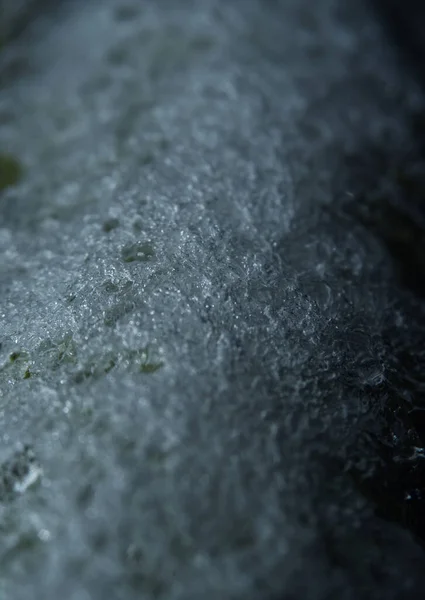 Primo piano di ghiaccio in Turingia all'inverno 2021 di notte — Foto Stock