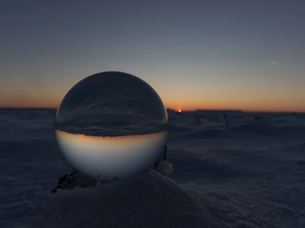 Sebuah tampilan bawah bola kristal saat matahari terbenam di salju di thuringia — Stok Foto
