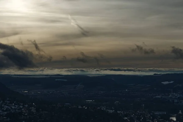 Uitzicht over Jenzig vanaf Jenzig met prachtige hemel en wolkenbank — Stockfoto