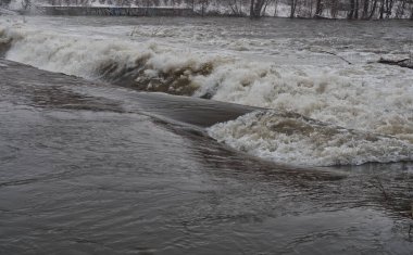 2021 kışında Saale Nehri 'nde, Jena' da gelgit yükseliyor.