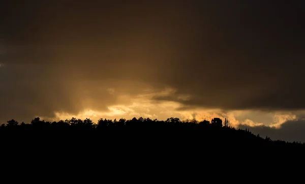 Sobre os telhados em Jena enquanto o sol se põe — Fotografia de Stock