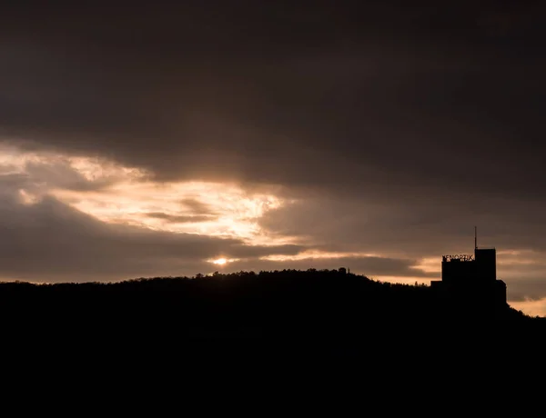 Sobre os telhados em Jena enquanto o sol se põe — Fotografia de Stock