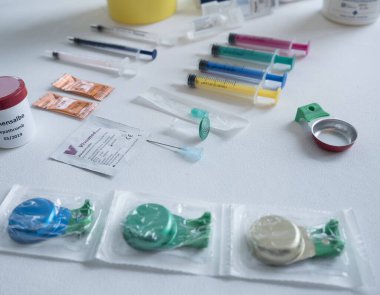 Uyuşturucu tüketimi için uyuşturucu materyalleri kontrol altında yardım için