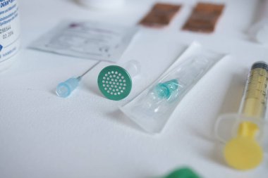 Uyuşturucu tüketimi için uyuşturucu materyalleri kontrol altında yardım için