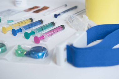 Uyuşturucu tüketimi için uyuşturucu materyalleri kontrol altında yardım için