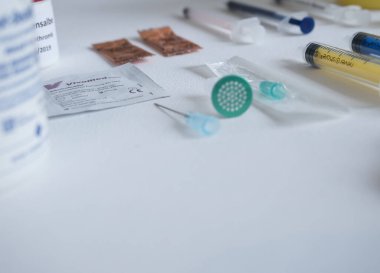 Uyuşturucu tüketimi için uyuşturucu materyalleri kontrol altında yardım için