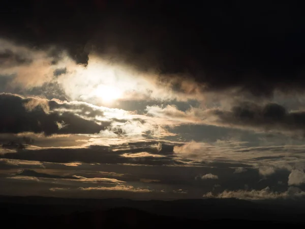 Прекрасне хмарне небо в Нойнкірхені навесні — стокове фото