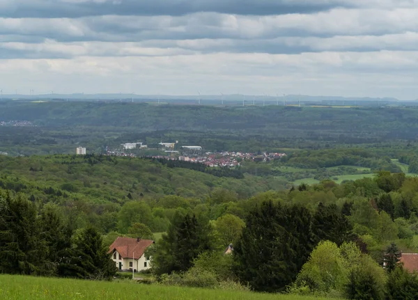 Schöne Waldlandschaft mit Windrädern im Saarland — Stockfoto