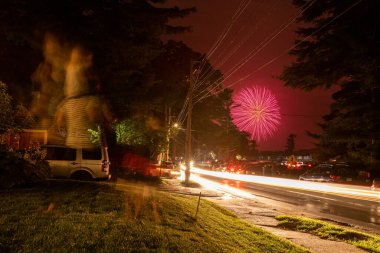 Mahallenin üstündeki gece gökyüzünde havai fişekler patlıyor..