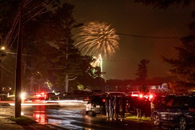 Mahallenin üstündeki gece gökyüzünde havai fişekler patlıyor..