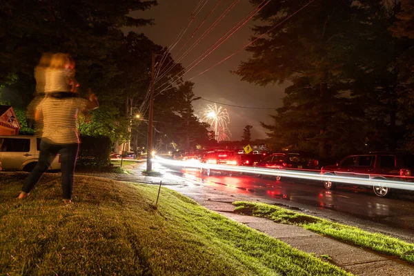 Fuegos Artificiales Explotando Cielo Nocturno Sobre Vecindario —  Fotos de Stock