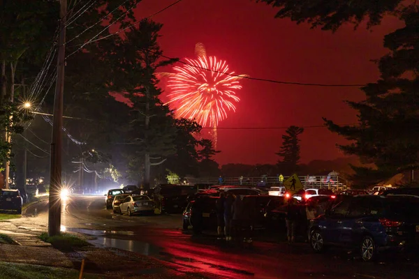 Fogos Artifício Explodindo Céu Noturno Acima Bairro — Fotografia de Stock