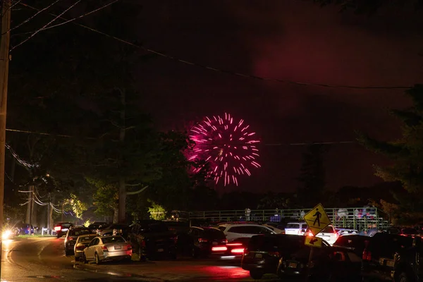 Fuegos Artificiales Explotando Cielo Nocturno Sobre Vecindario Imagen De Stock