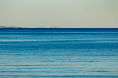 Gün batımında okyanus ufkundan yükselen dolunay.