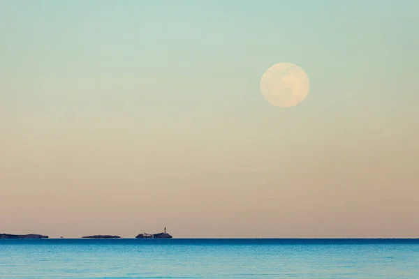 Volle Maan Stijgt Boven Oceaanhorizon Tijdens Zonsondergang — Stockfoto