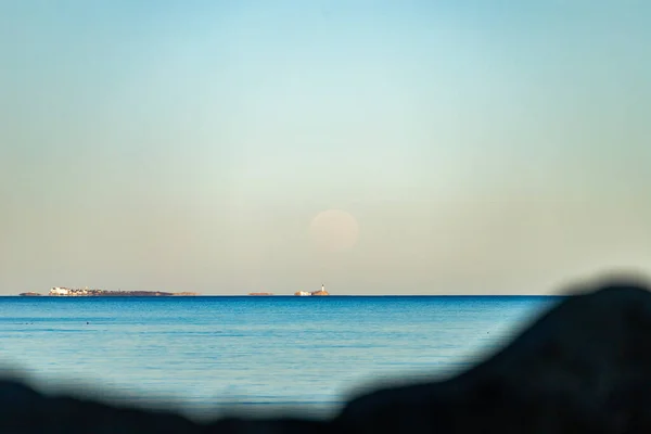 Lua Cheia Subindo Acima Horizonte Oceânico Durante Pôr Sol — Fotografia de Stock
