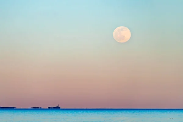 Luna Llena Que Eleva Sobre Horizonte Oceánico Durante Puesta Del —  Fotos de Stock