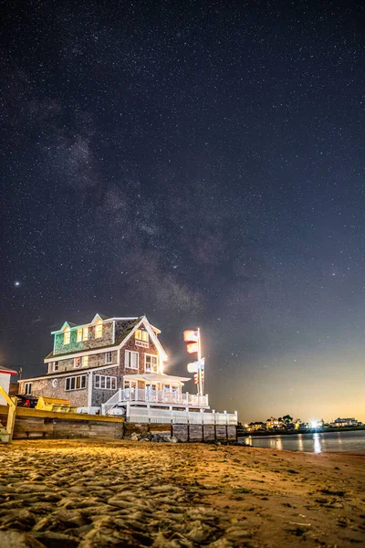 Strandhus Som Lyser Mörkret Med Milkyway Natthimlen Ovanför — Stockfoto