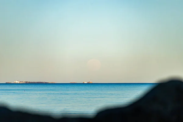 Luna Llena Que Eleva Sobre Horizonte Oceánico Durante Puesta Del Fotos De Stock Sin Royalties Gratis