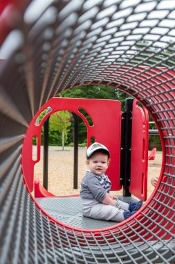 Anne ve bebek çocuk oyun alanında oynuyorlar..