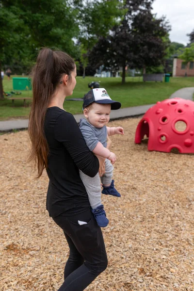 Mor Och Pojke Leker Den Lokala Lekplatsen — Stockfoto