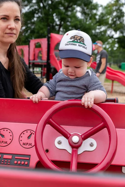 Mor Och Pojke Leker Den Lokala Lekplatsen — Stockfoto