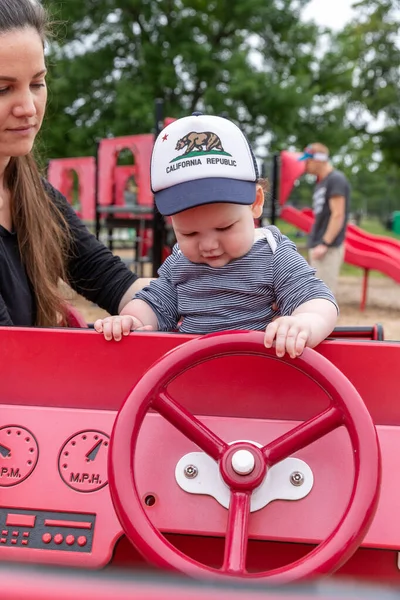 Mor Och Pojke Leker Den Lokala Lekplatsen — Stockfoto