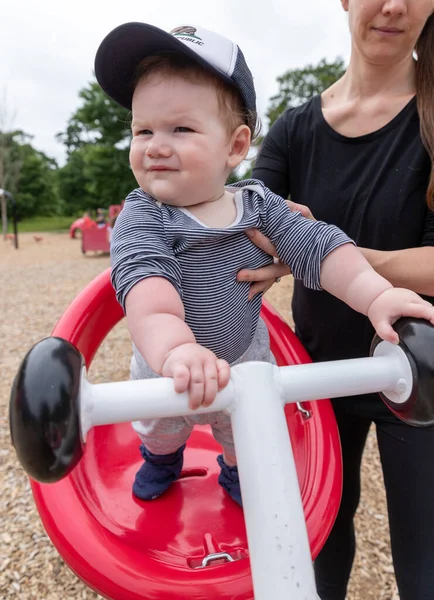 Mor Och Pojke Leker Den Lokala Lekplatsen — Stockfoto