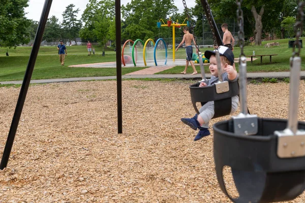 Madre Hijo Jugando Parque Infantil Local Fotos De Stock Sin Royalties Gratis