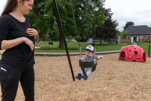 Madre Hijo Jugando Parque Infantil Local Imágenes De Stock Sin Royalties Gratis